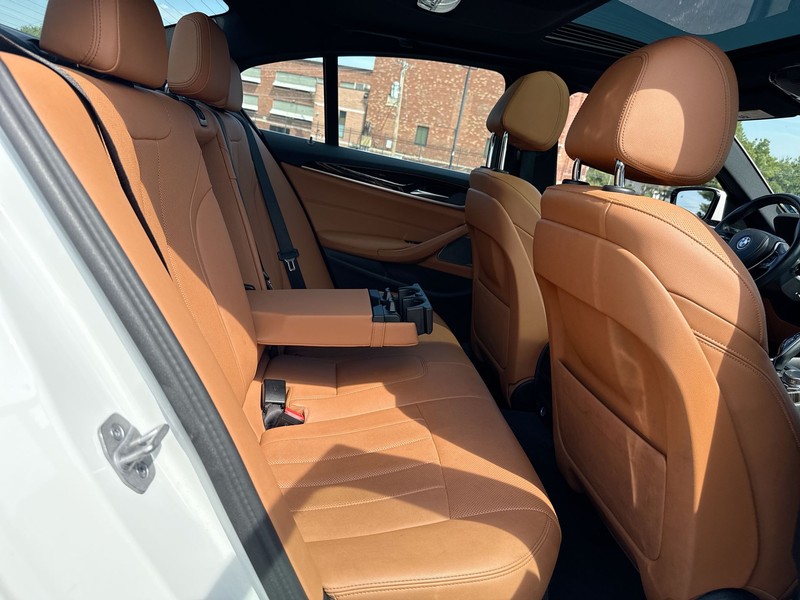 BMW 5 Series Vehicle Full-screen Gallery Image 23