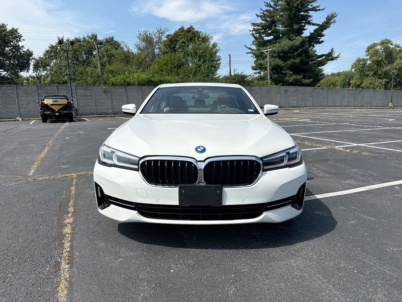 BMW 5 Series Vehicle Full-screen Gallery Image 24