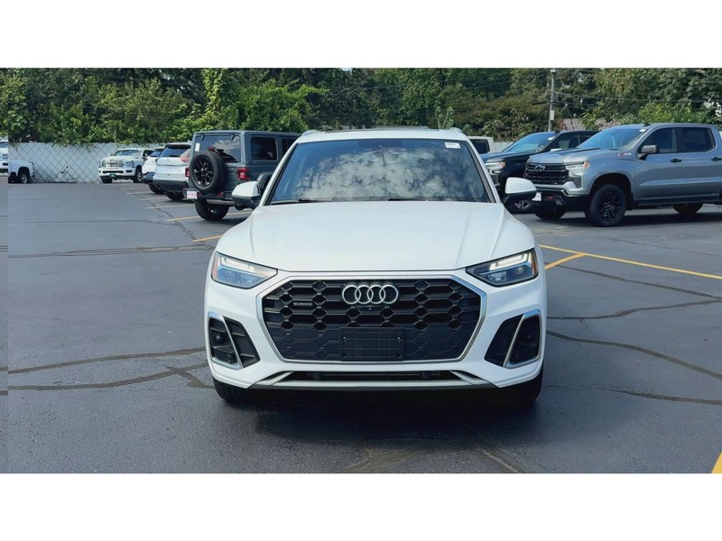 Audi Q5 Vehicle Full-screen Gallery Image 03