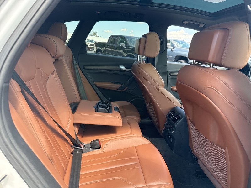 Audi Q5 Vehicle Full-screen Gallery Image 11