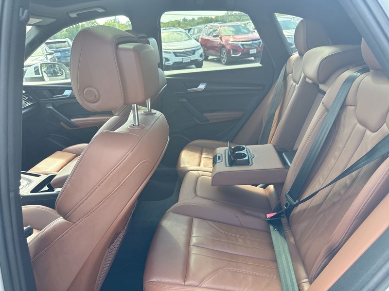 Audi Q5 Vehicle Full-screen Gallery Image 12