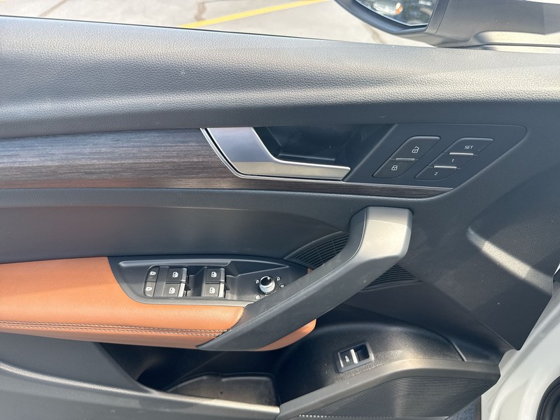 Audi Q5 Vehicle Full-screen Gallery Image 19