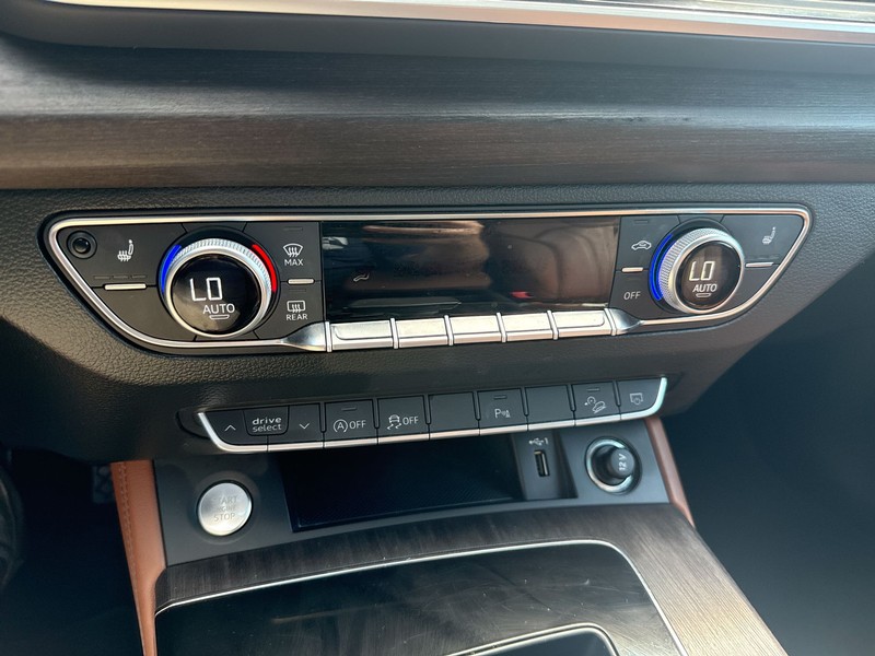 Audi Q5 Vehicle Full-screen Gallery Image 24