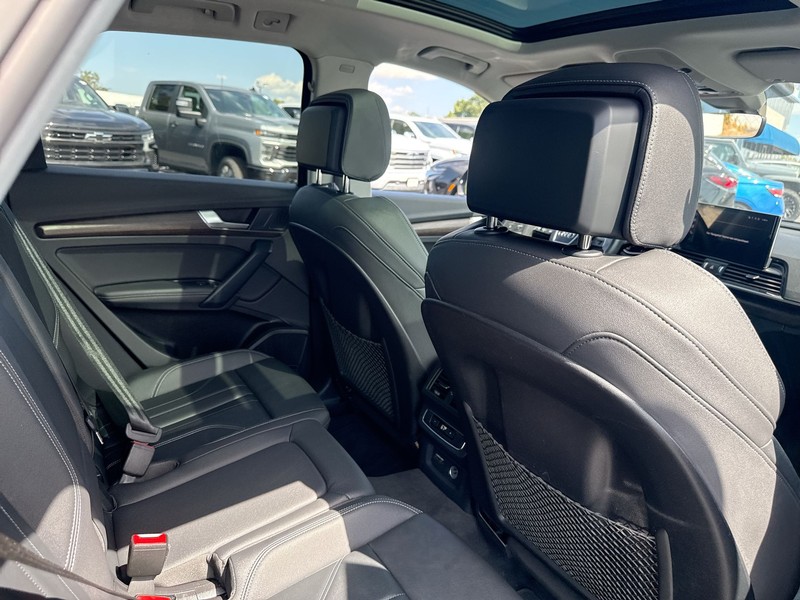 Audi Q5 Vehicle Full-screen Gallery Image 12