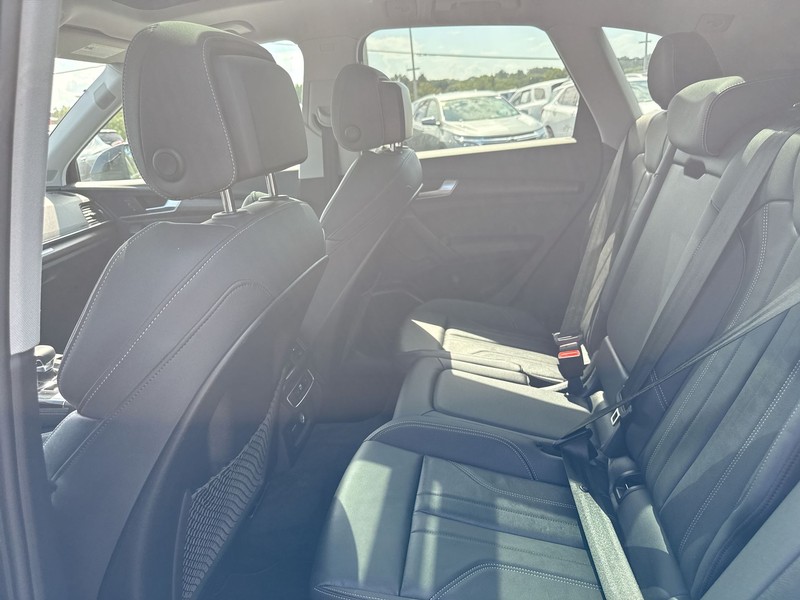 Audi Q5 Vehicle Full-screen Gallery Image 13