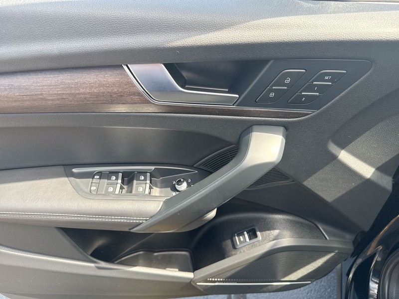 Audi Q5 Vehicle Full-screen Gallery Image 19