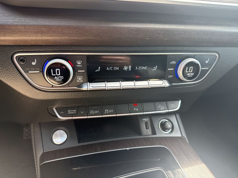 Audi Q5 Vehicle Full-screen Gallery Image 24