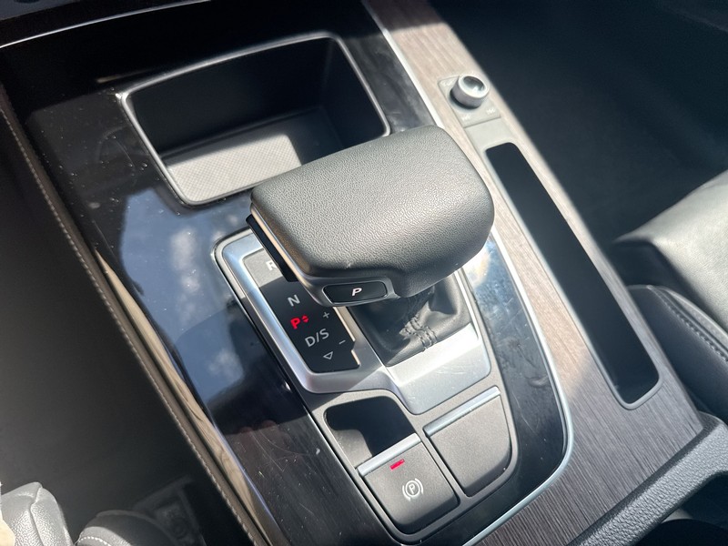 Audi Q5 Vehicle Full-screen Gallery Image 25