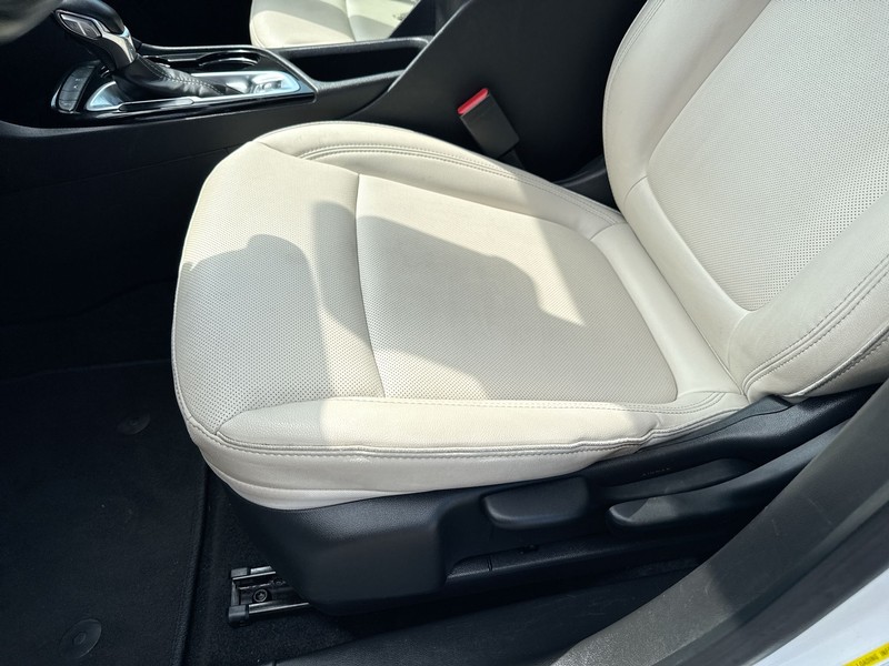 Buick Encore GX Vehicle Full-screen Gallery Image 17