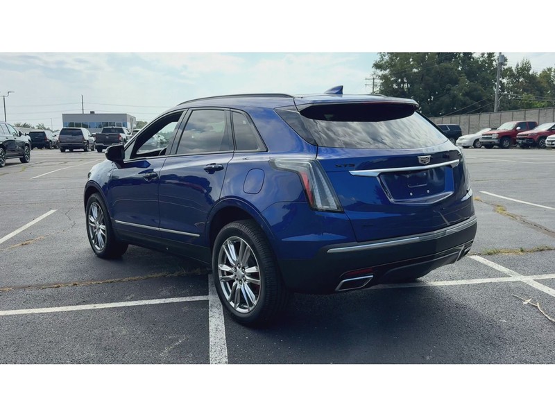 Cadillac XT5 Vehicle Full-screen Gallery Image 06