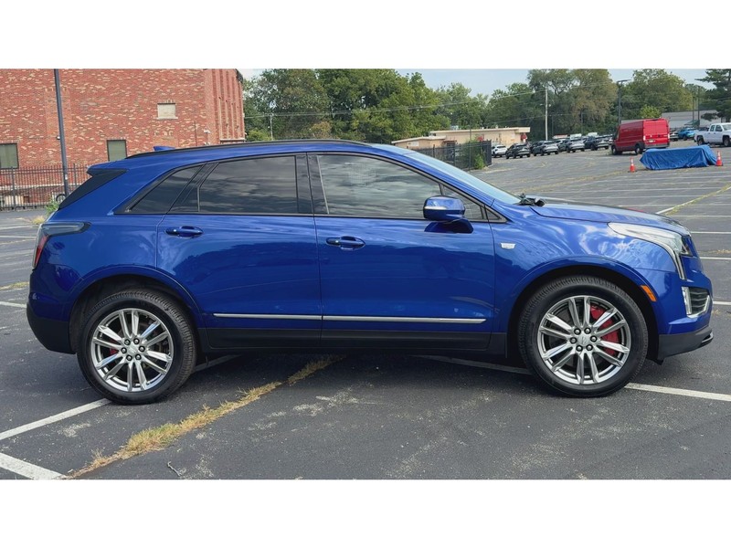 Cadillac XT5 Vehicle Full-screen Gallery Image 09