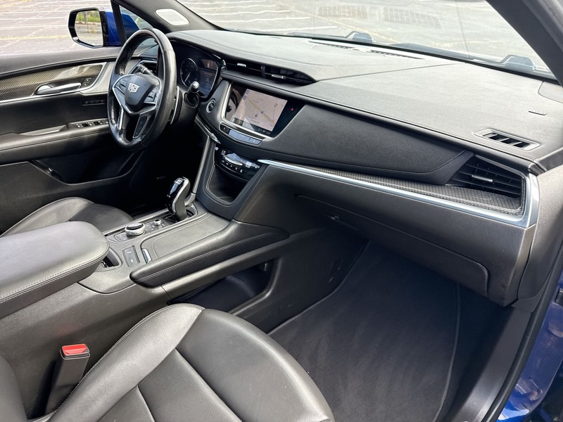 Cadillac XT5 Vehicle Full-screen Gallery Image 10