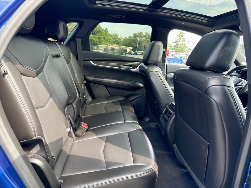 Cadillac XT5 Vehicle Full-screen Gallery Image 11