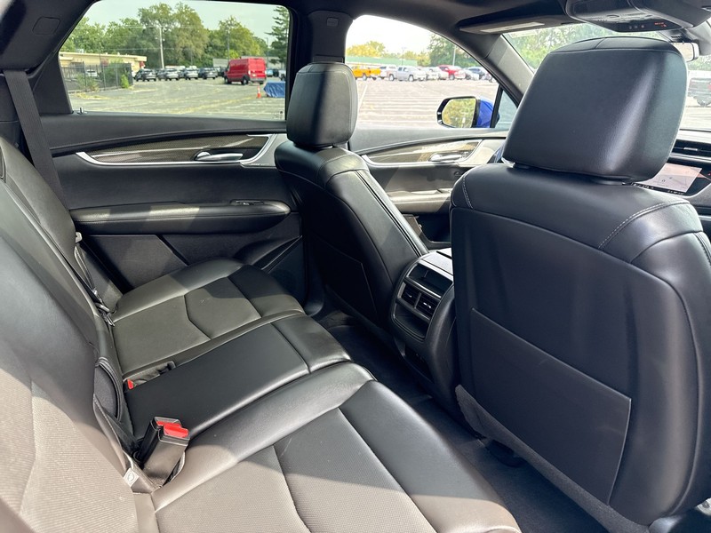 Cadillac XT5 Vehicle Full-screen Gallery Image 12