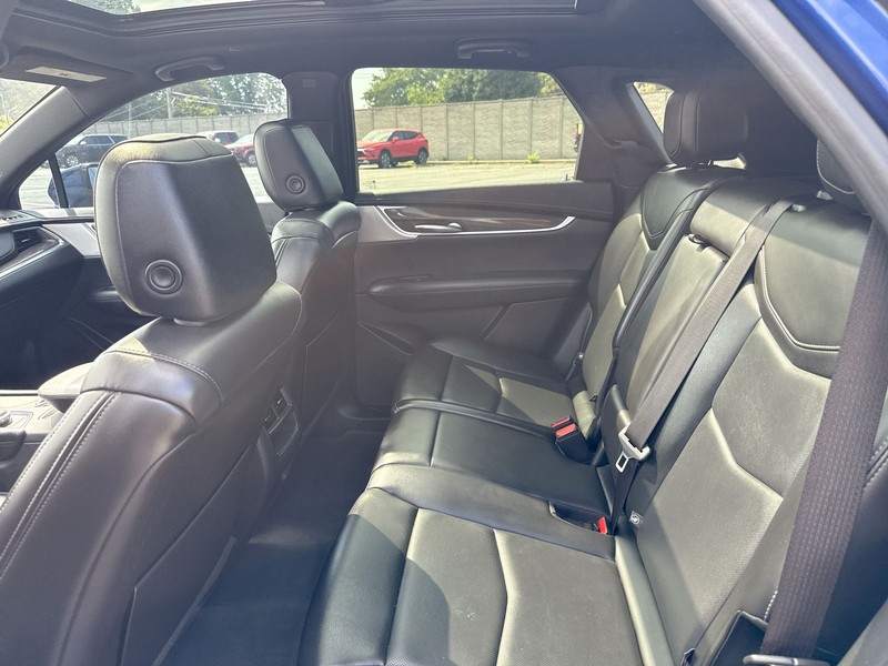 Cadillac XT5 Vehicle Full-screen Gallery Image 13