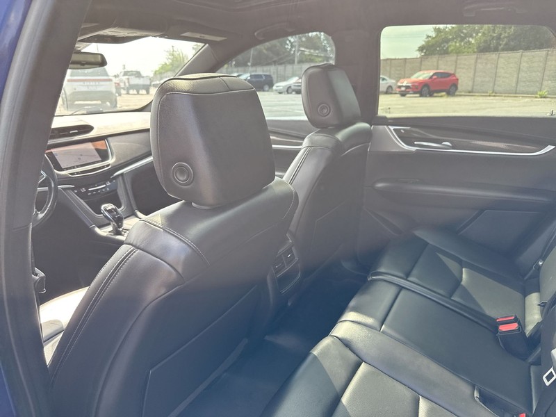 Cadillac XT5 Vehicle Full-screen Gallery Image 14