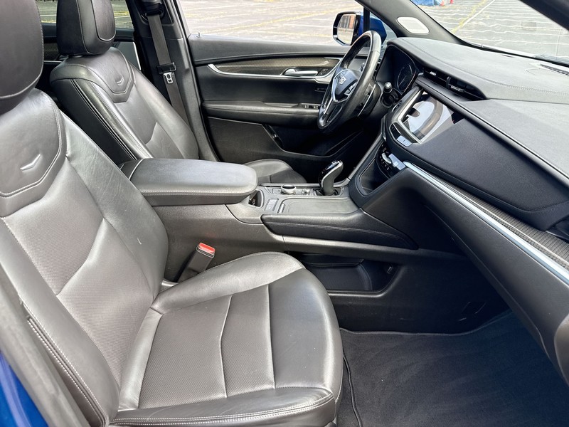 Cadillac XT5 Vehicle Full-screen Gallery Image 15