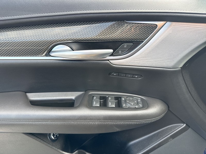 Cadillac XT5 Vehicle Full-screen Gallery Image 19
