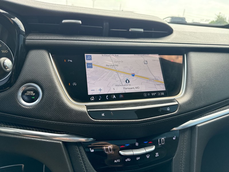 Cadillac XT5 Vehicle Full-screen Gallery Image 22