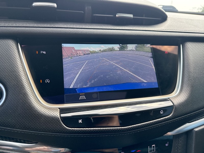 Cadillac XT5 Vehicle Full-screen Gallery Image 23