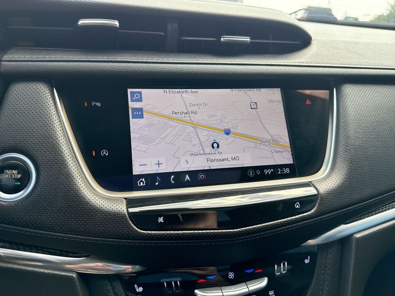 Cadillac XT5 Vehicle Full-screen Gallery Image 24