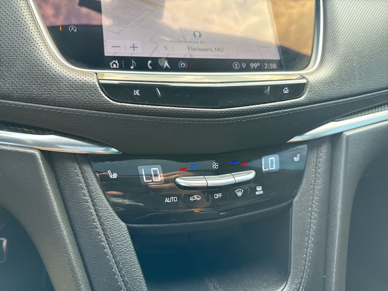 Cadillac XT5 Vehicle Full-screen Gallery Image 25