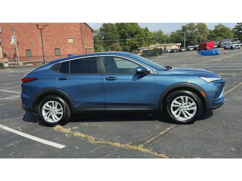 Buick Envista Vehicle Full-screen Gallery Image 09