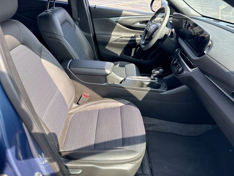 Buick Envista Vehicle Full-screen Gallery Image 15