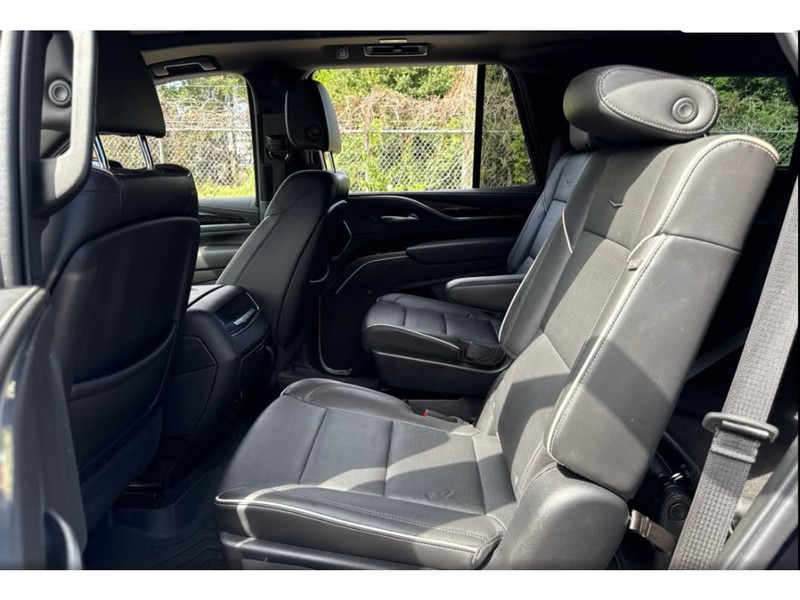 Cadillac Escalade Vehicle Full-screen Gallery Image 04