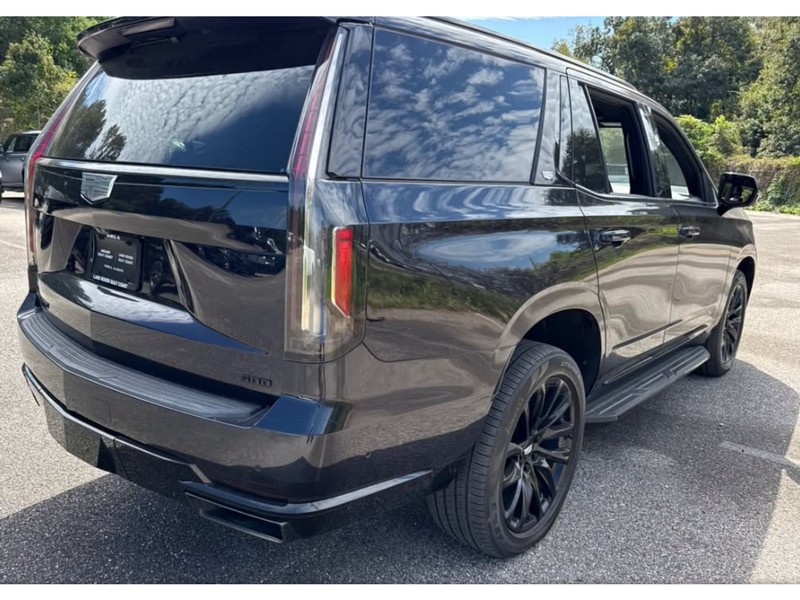 Cadillac Escalade Vehicle Full-screen Gallery Image 05