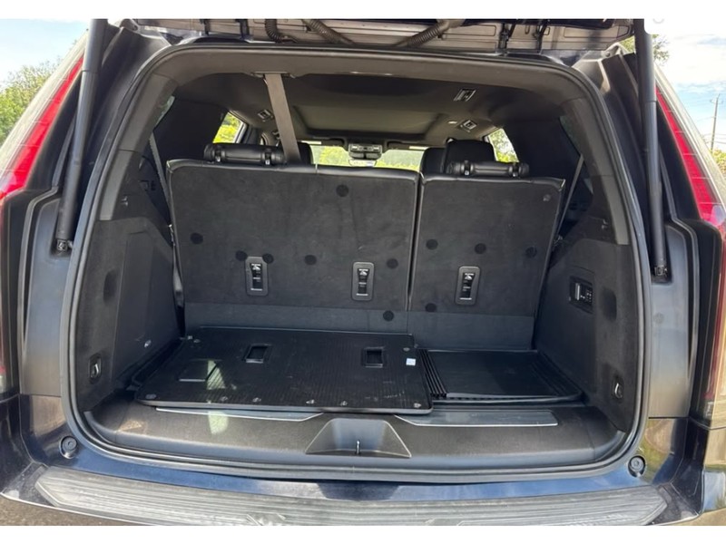 Cadillac Escalade Vehicle Full-screen Gallery Image 06