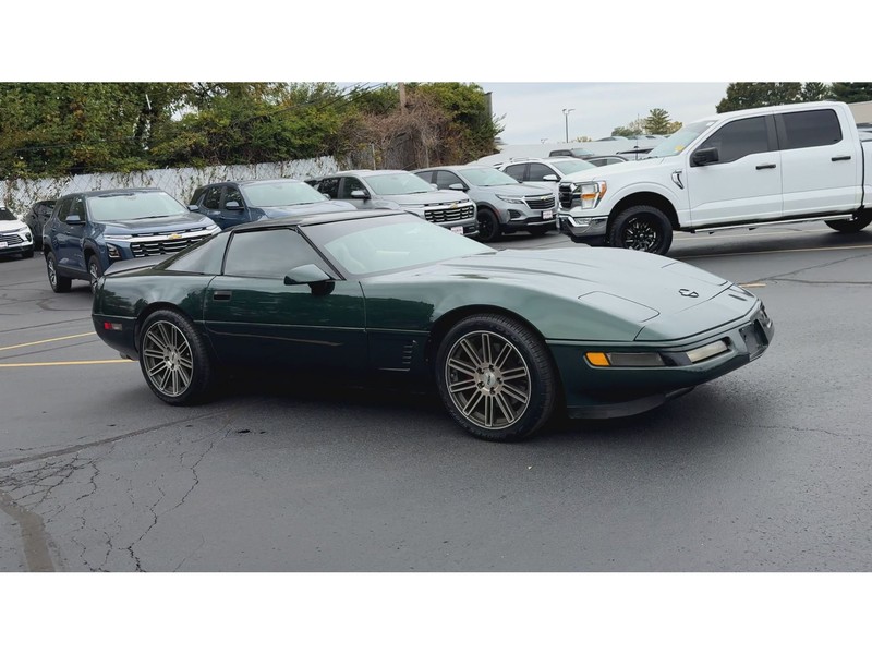 Chevrolet Corvette Vehicle Full-screen Gallery Image 02