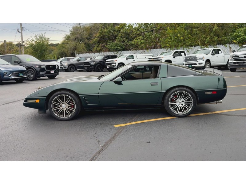 Chevrolet Corvette Vehicle Full-screen Gallery Image 05