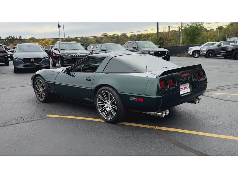 Chevrolet Corvette Vehicle Full-screen Gallery Image 06