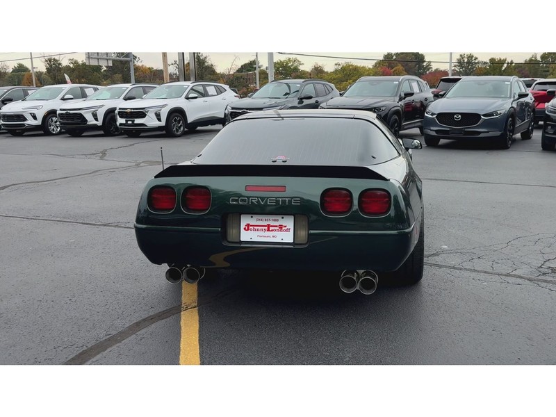 Chevrolet Corvette Vehicle Full-screen Gallery Image 07