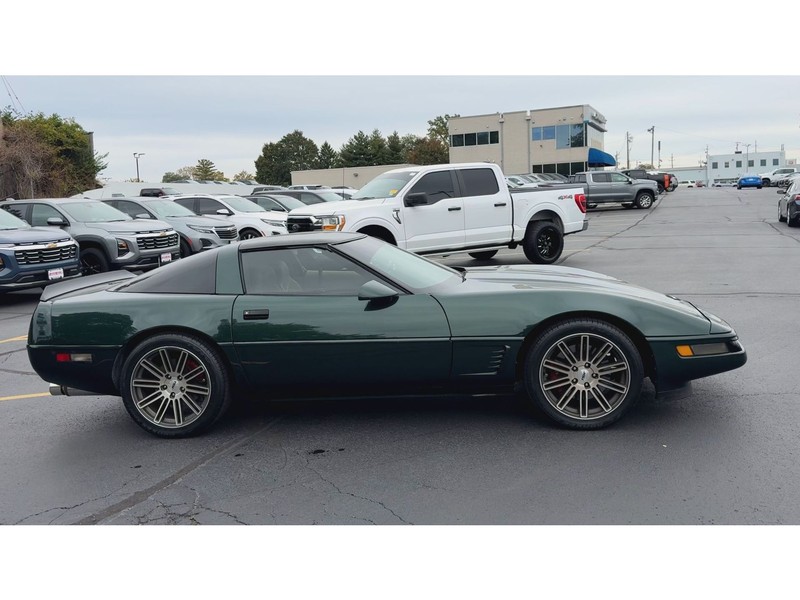Chevrolet Corvette Vehicle Full-screen Gallery Image 09
