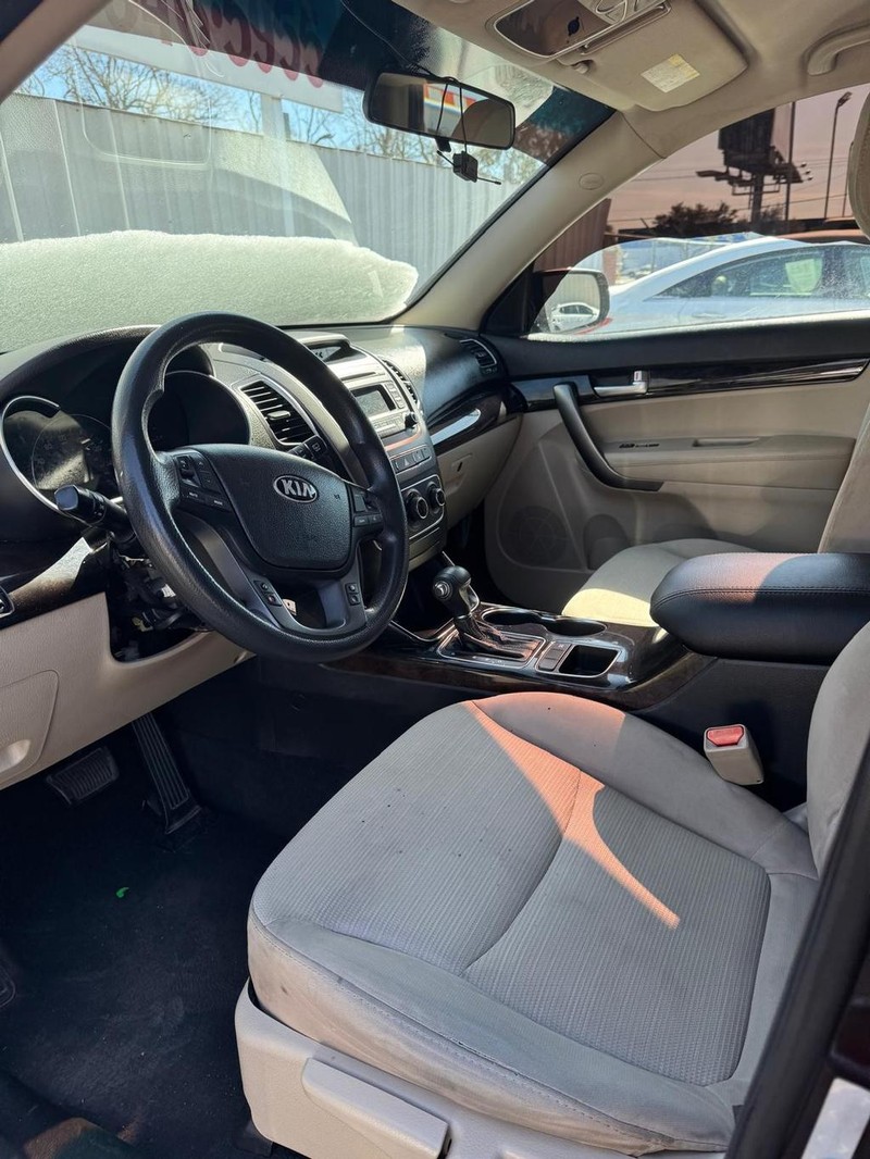 Kia Sorento Vehicle Full-screen Gallery Image 08