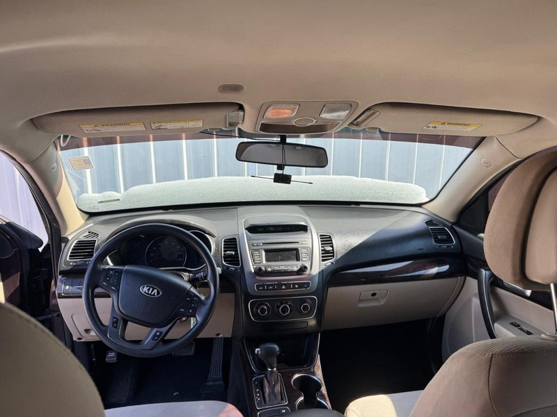 Kia Sorento Vehicle Full-screen Gallery Image 09