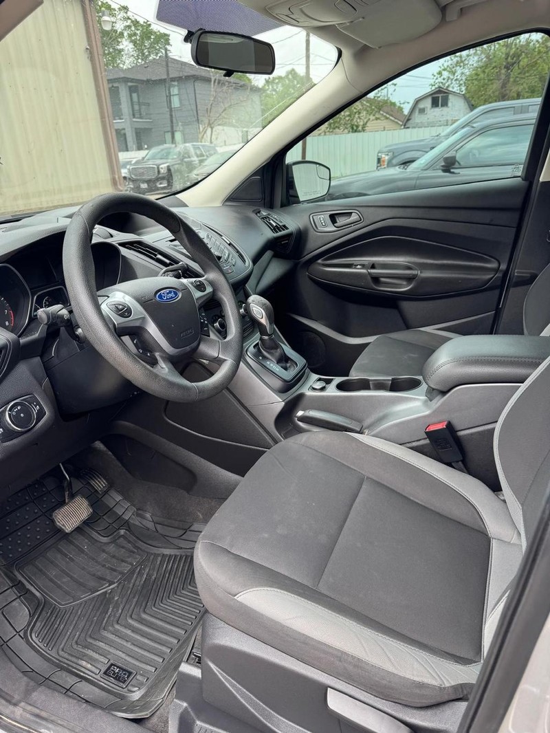 Ford Escape Vehicle Full-screen Gallery Image 08