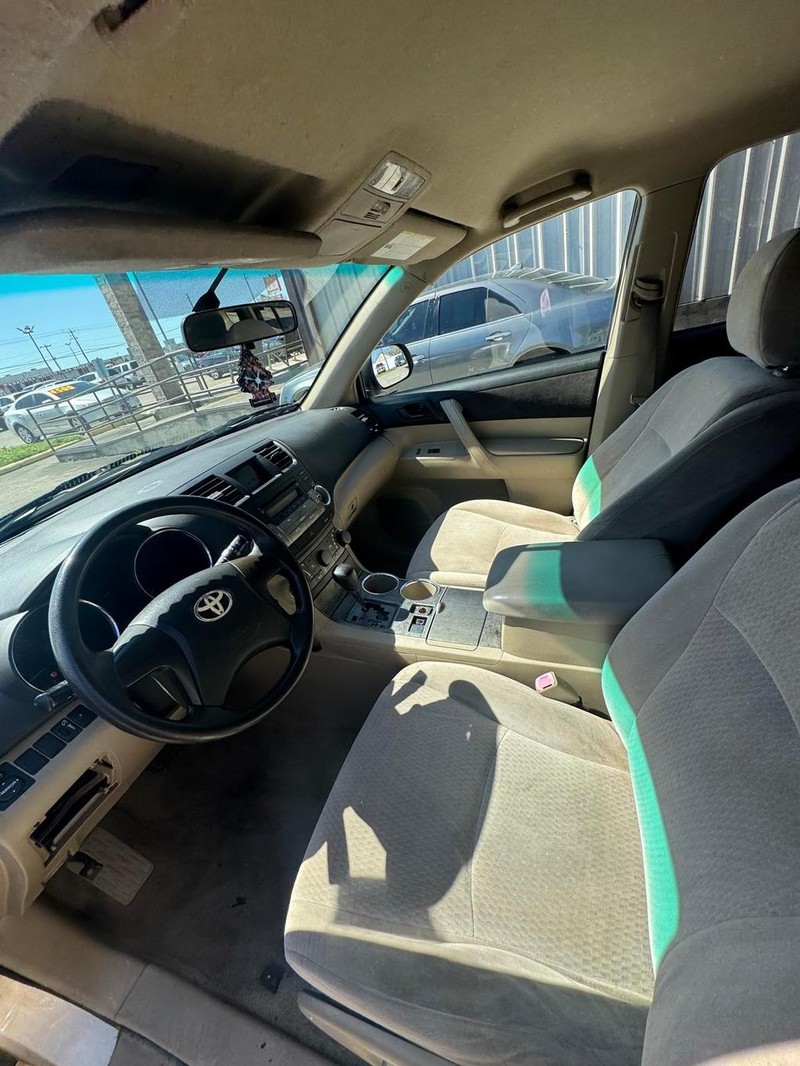 Toyota Highlander Vehicle Full-screen Gallery Image 08