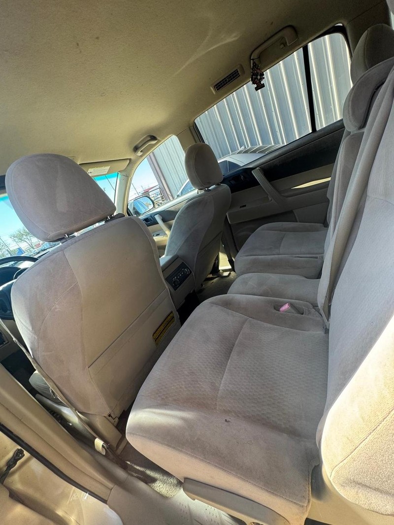 Toyota Highlander Vehicle Full-screen Gallery Image 09