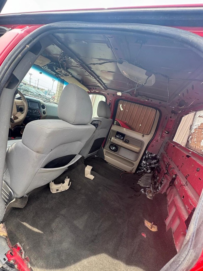 Ford F-150 Vehicle Full-screen Gallery Image 09