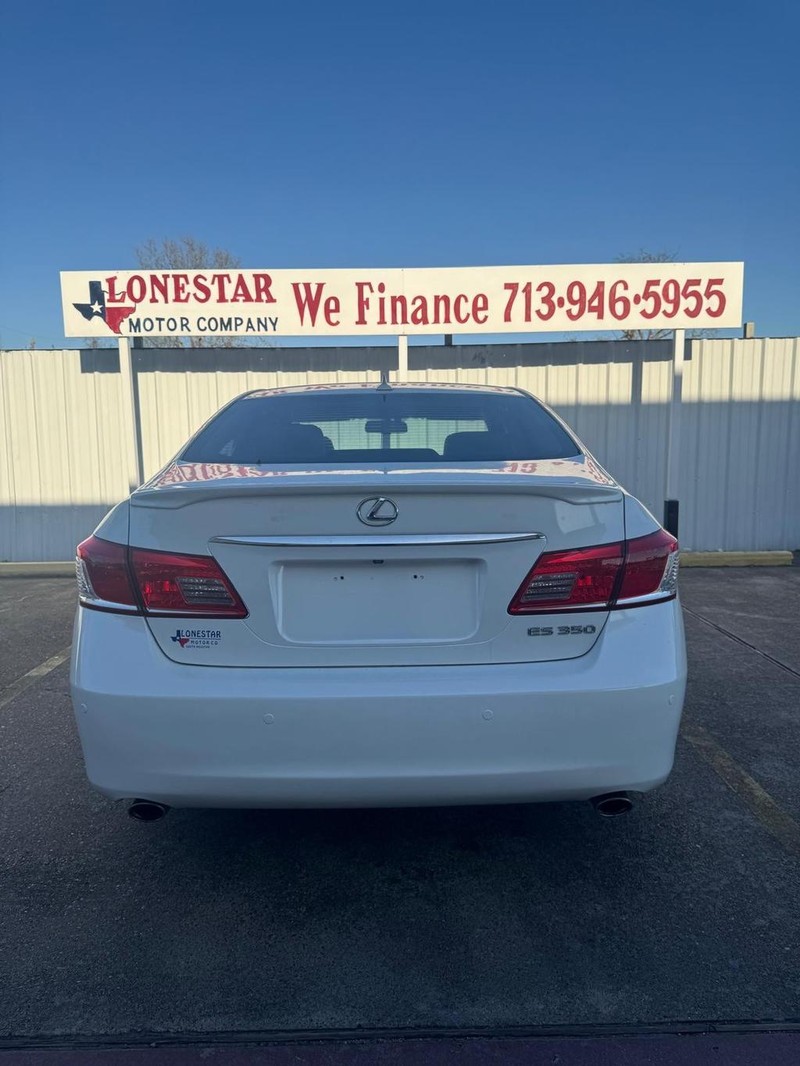 Lexus ES 350 Vehicle Full-screen Gallery Image 04