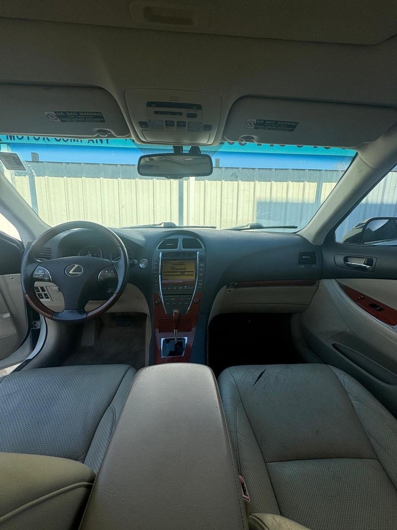 Lexus ES 350 Vehicle Full-screen Gallery Image 08