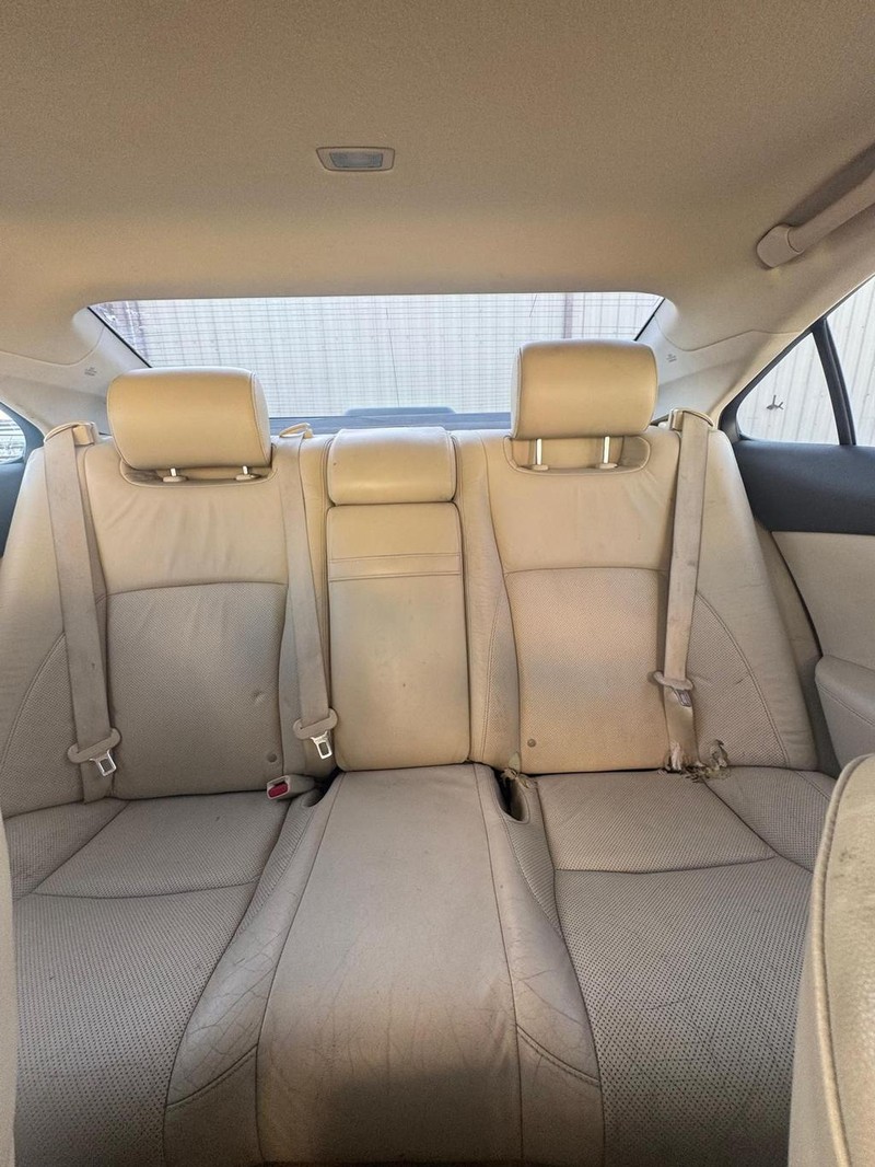 Lexus ES 350 Vehicle Full-screen Gallery Image 09