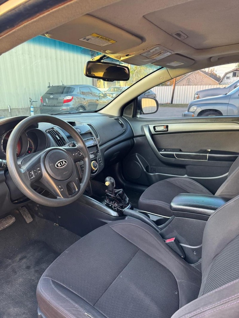 Kia Forte Koup Vehicle Full-screen Gallery Image 08