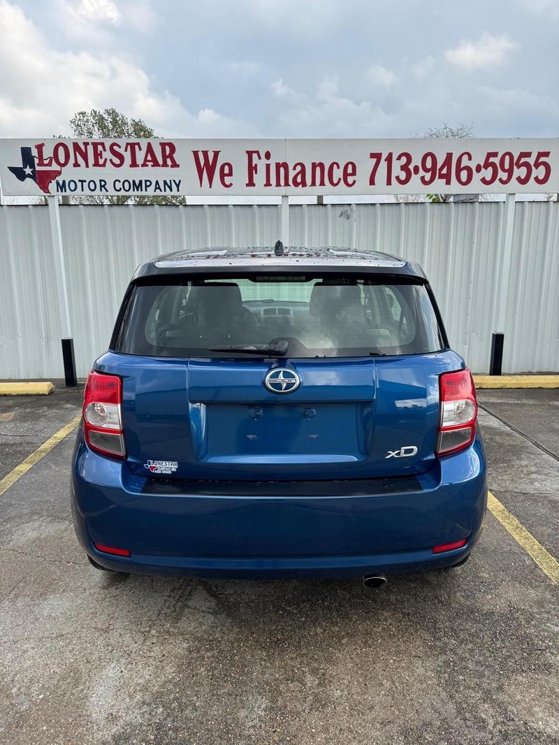 Scion xD Vehicle Full-screen Gallery Image 04