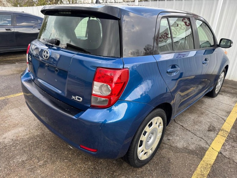 Scion xD Vehicle Full-screen Gallery Image 05