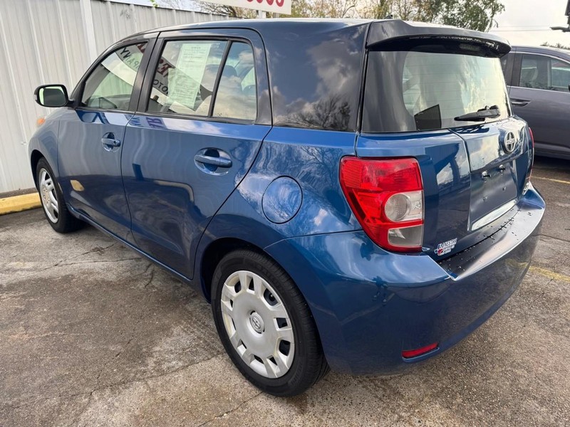 Scion xD Vehicle Full-screen Gallery Image 06