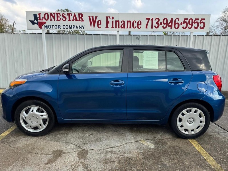 Scion xD Vehicle Full-screen Gallery Image 07